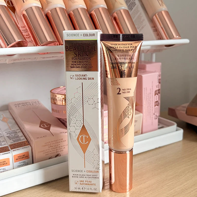 Charlotte Tilbury Soft Light Essence Fondotinta Liquido con Acido Ialuronico per un Aspetto Sano e Luminoso Naturale, Cosmetici per Pelle Secca
