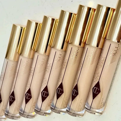 Correttore multi-effetto del marchio Charlotte Tilbury Honey Brightening in The Face che copre le macchie e copre le occhiaie sotto gli occhi