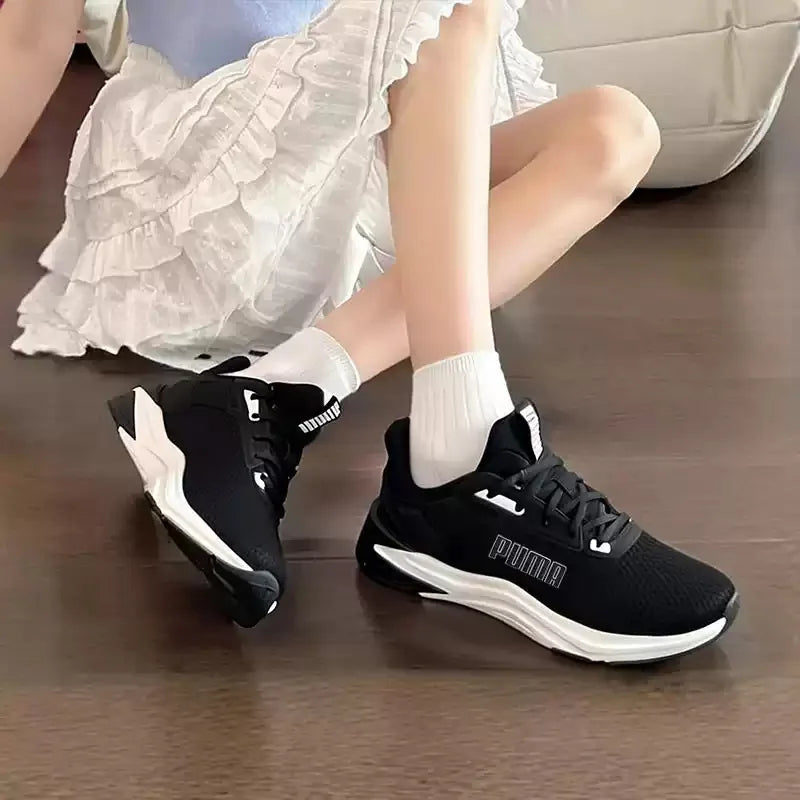 PUMA Sneakers da Corsa Leggere e Traspiranti con Logo Grande Bianco e Nero 311095-01