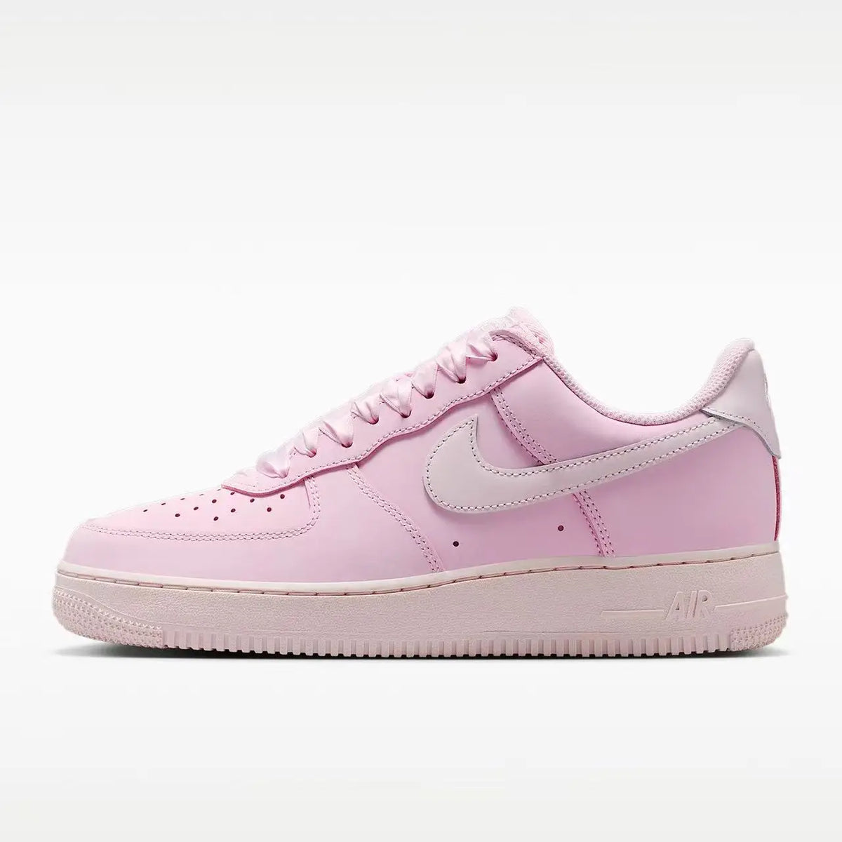 Nike Air Force 1, scarpe da ginnastica basse, interamente rosa, con tomaia in morbido tessuto rosa fiori di ciliegio, scarpe casual versatili, modello IR0871-600.