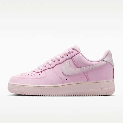 Nike Air Force 1, scarpe da ginnastica basse, interamente rosa, con tomaia in morbido tessuto rosa fiori di ciliegio, scarpe casual versatili, modello IR0871-600.