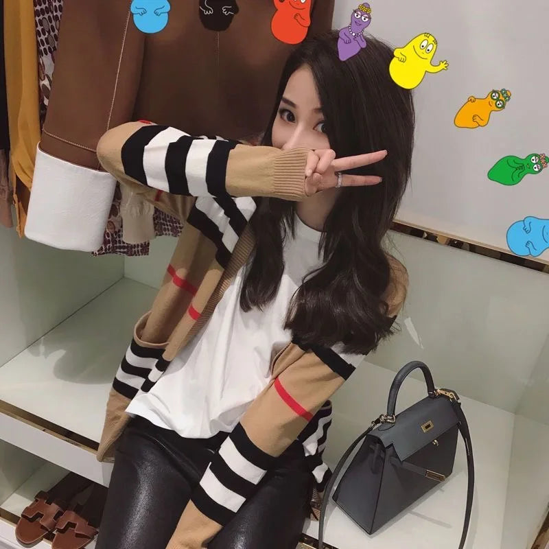 Cardigan a maglia a righe, ideale per l’autunno e l’inverno, con scollo a V, maniche lunghe, bottoni e tasche, modello casual e ampio, da indossare come cappotto.