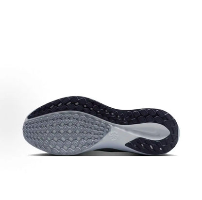 Scarpe da donna Nike, modello basso, colore azzurro ghiaccio, realizzate in tessuto Flyknit traspirante, resistenti e con sistema di assorbimento degli urti, codice IM6683-159.