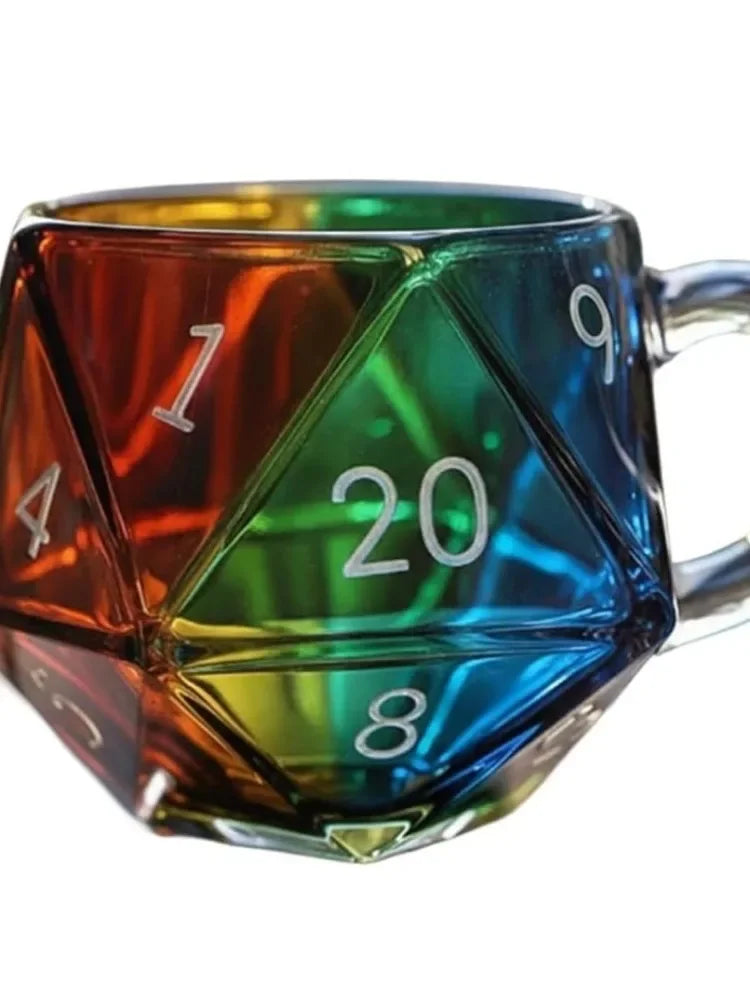 Tazza in vetro trasparente a forma di dado poliedrico con manico, ideale per serate di giochi di fantasia, un regalo originale per i giocatori.