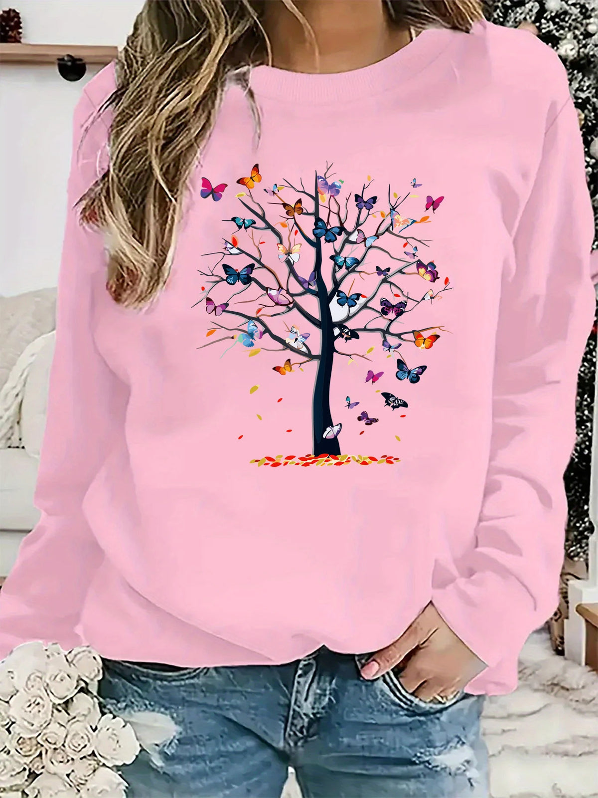 Maglione da donna, ideale per l’autunno e l’inverno, dal taglio ampio e confortevole, caldo, con stampa a motivi di farfalle e alberi, scollo rotondo e maniche lunghe.