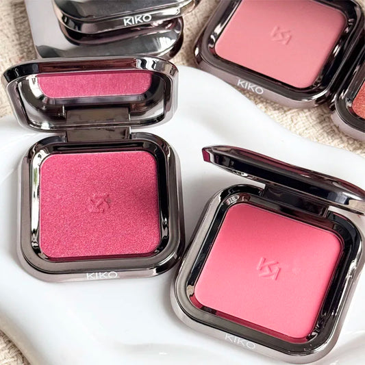 KIKO Unlimited Blush 6g, blush in polvere opaca monocromatica, con una tenuta fino a 12 ore, ricco di colore. Lucidalabbra 3D Hydra 6ml, idratante.