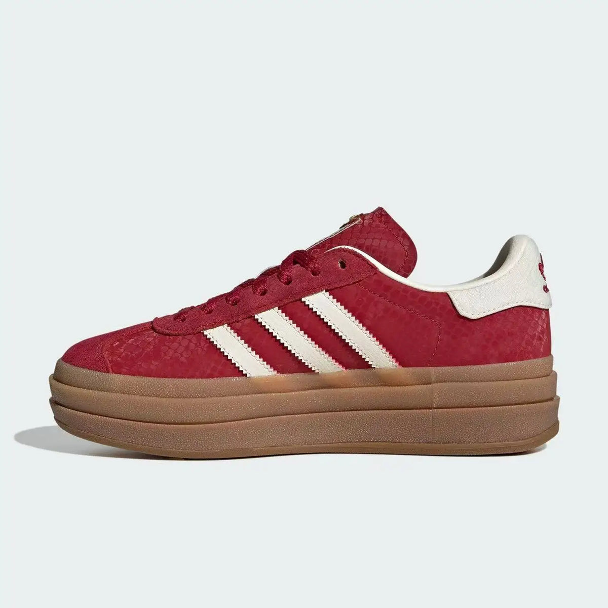 Sneakers Adidas Edizione Capodanno, stampa serpente color rosso vino con triple strisce bianche, scarpe con plateau JQ5977