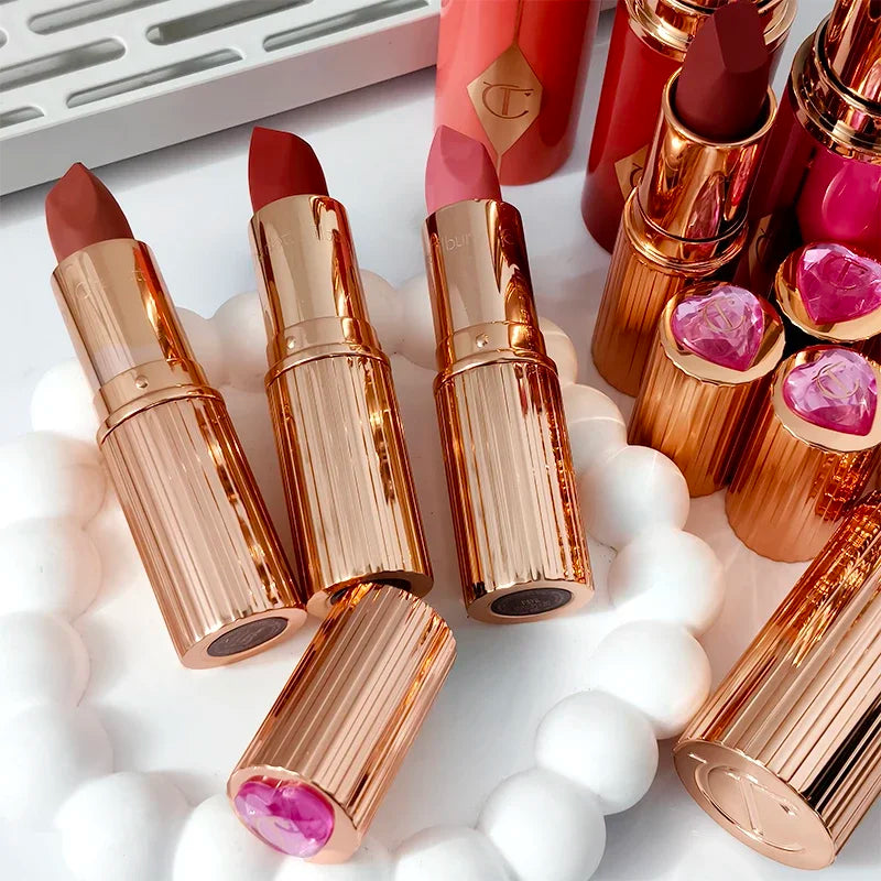 Charlotte, lucidalabbra al gusto di frutta, blush in polvere colorata, stick, tubetto rosa e oro, rossetto facile da applicare, Tilbury Cosmetics.
