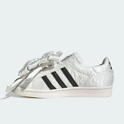 Sneakers bianche vintage Adidas Shell Toe con grande fiocco in raso jacquard goffrato, scarpe casual alla moda JR7977
