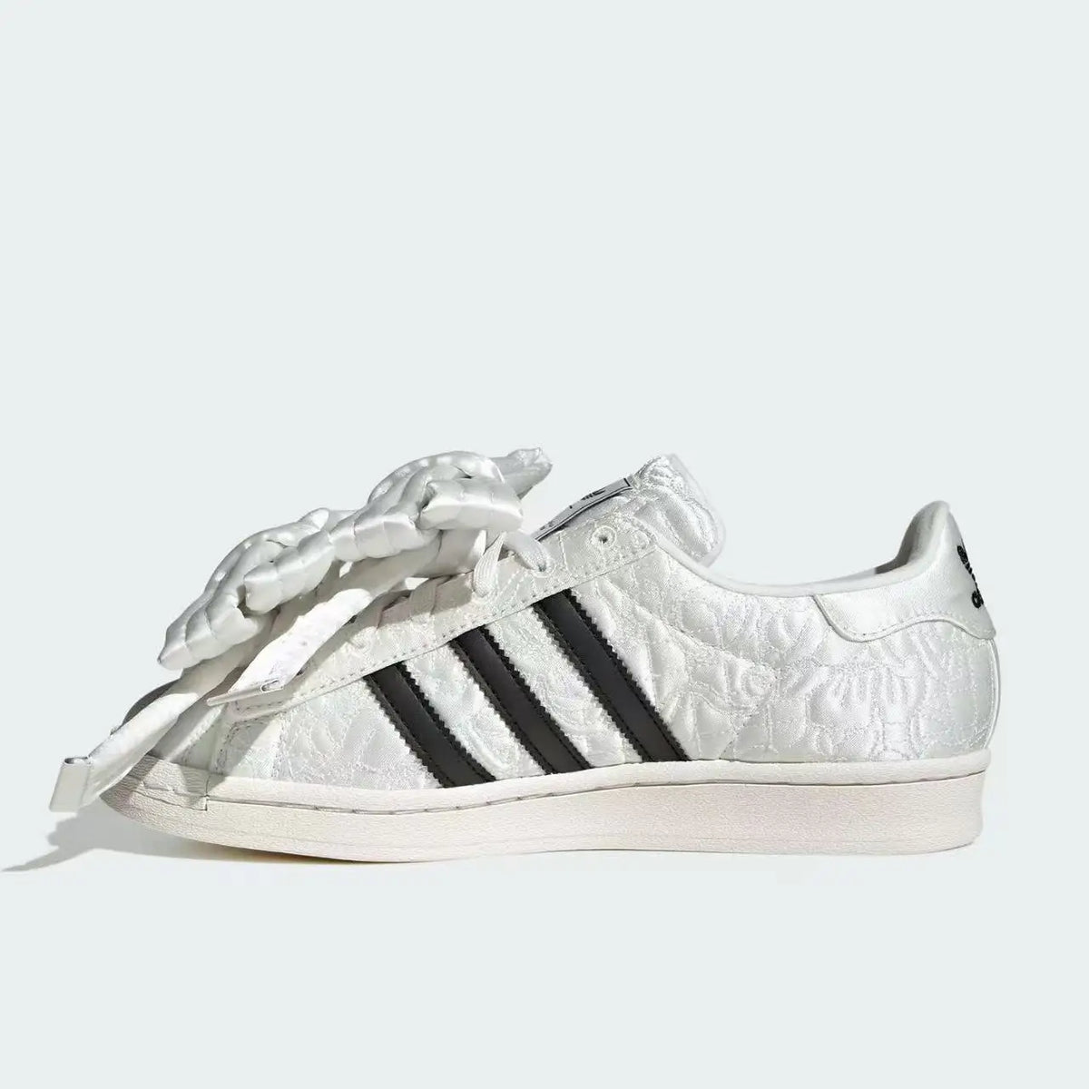 Sneakers bianche vintage Adidas Shell Toe con grande fiocco in raso jacquard goffrato, scarpe casual alla moda JR7977