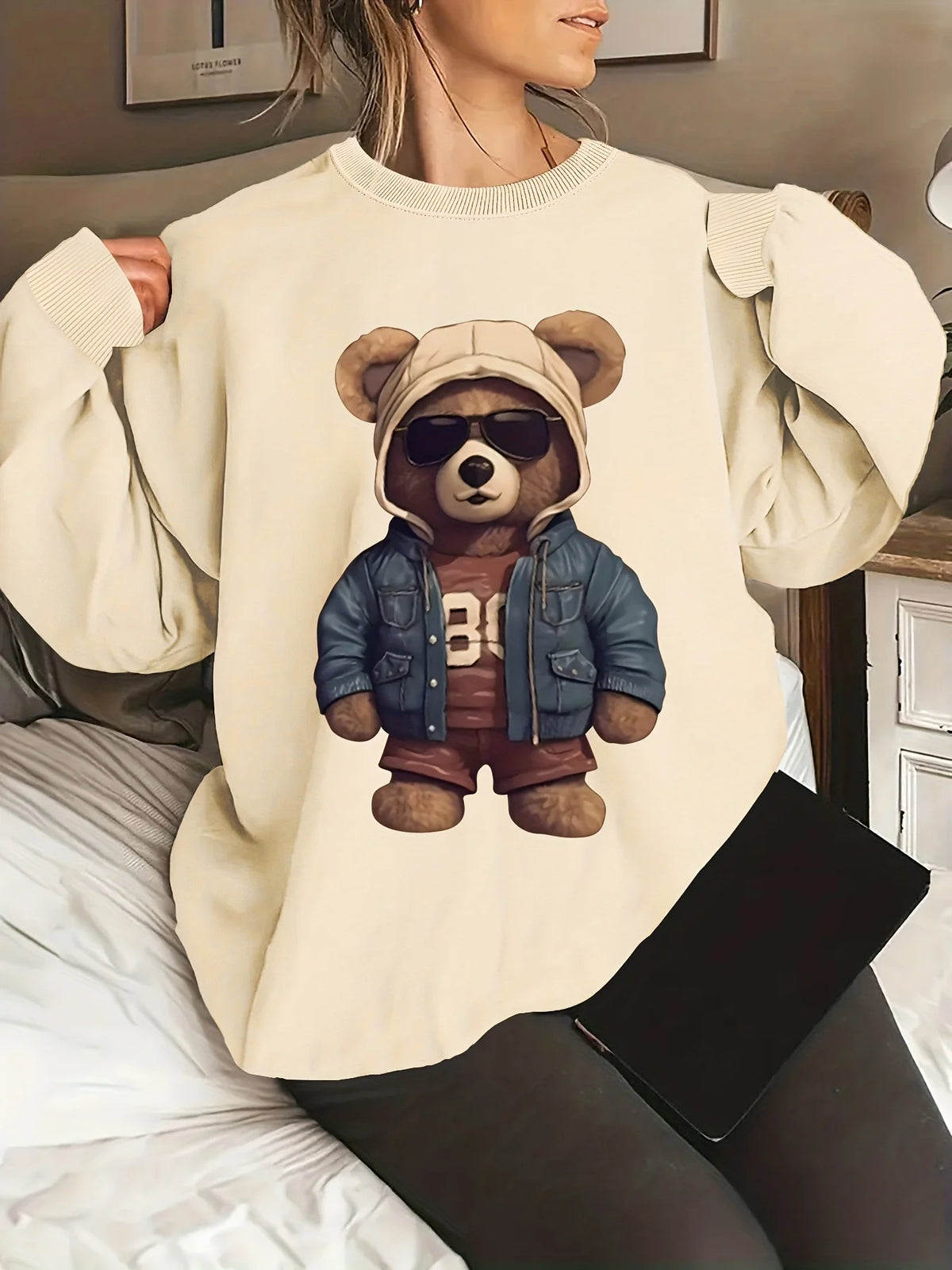 Maglione da donna, ideale per l’autunno e l’inverno, dal taglio ampio e confortevole, con stampa a motivi felini, scollo rotondo e maniche lunghe.