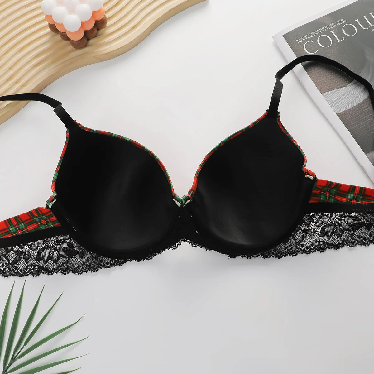 Completo intimo da donna con stampa a quadri, composto da reggiseno push-up con ferretto e perizoma, in pizzo nero con applicazioni, ideale per Natale, modello L1018.