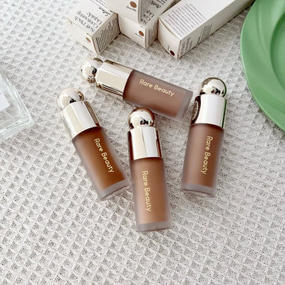 Rare Beauty Illuminante Innovativo Effetto Seta Leggero, Lucidalabbra Resistente all'Acqua a Lunga Durata, Contouring Liquido, Cosmetici Regalo