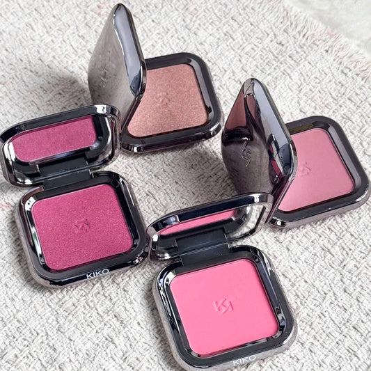 KIKO Unlimited Blush 6g, blush in polvere opaca monocromatica, con una tenuta fino a 12 ore, ricco di colore. Lucidalabbra 3D Hydra 6ml, idratante.
