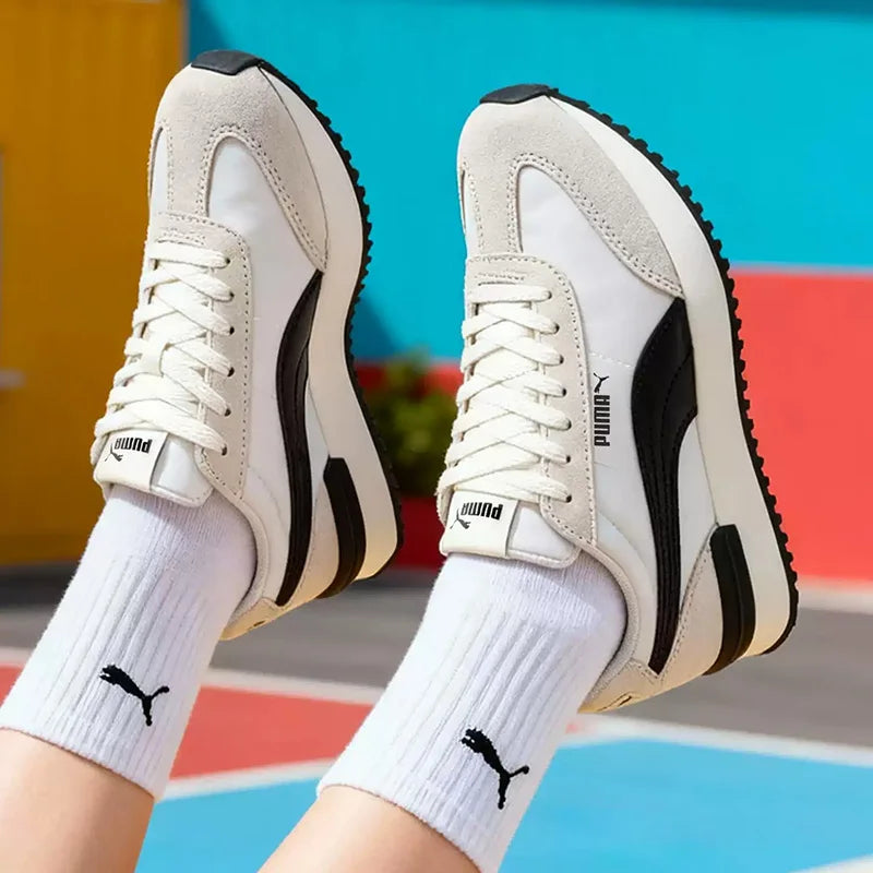 PUMA Sneakers casual antiscivolo leggere con cuciture in pelle scamosciata retrò bianco sporco e nero 399250-01