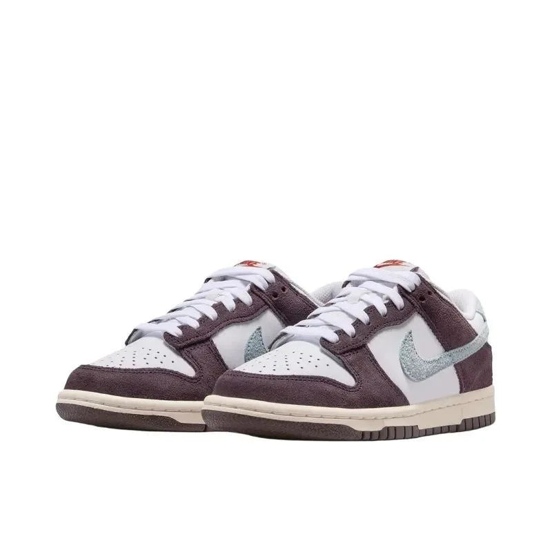 Sneakers Nike Low-Top, modello retro, casual, sportivo e alla moda, con colori a blocchi bianco, marrone e viola, e logo Flash Swoosh, IB5691-100.