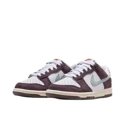 Sneakers Nike Low-Top, modello retro, casual, sportivo e alla moda, con colori a blocchi bianco, marrone e viola, e logo Flash Swoosh, IB5691-100.