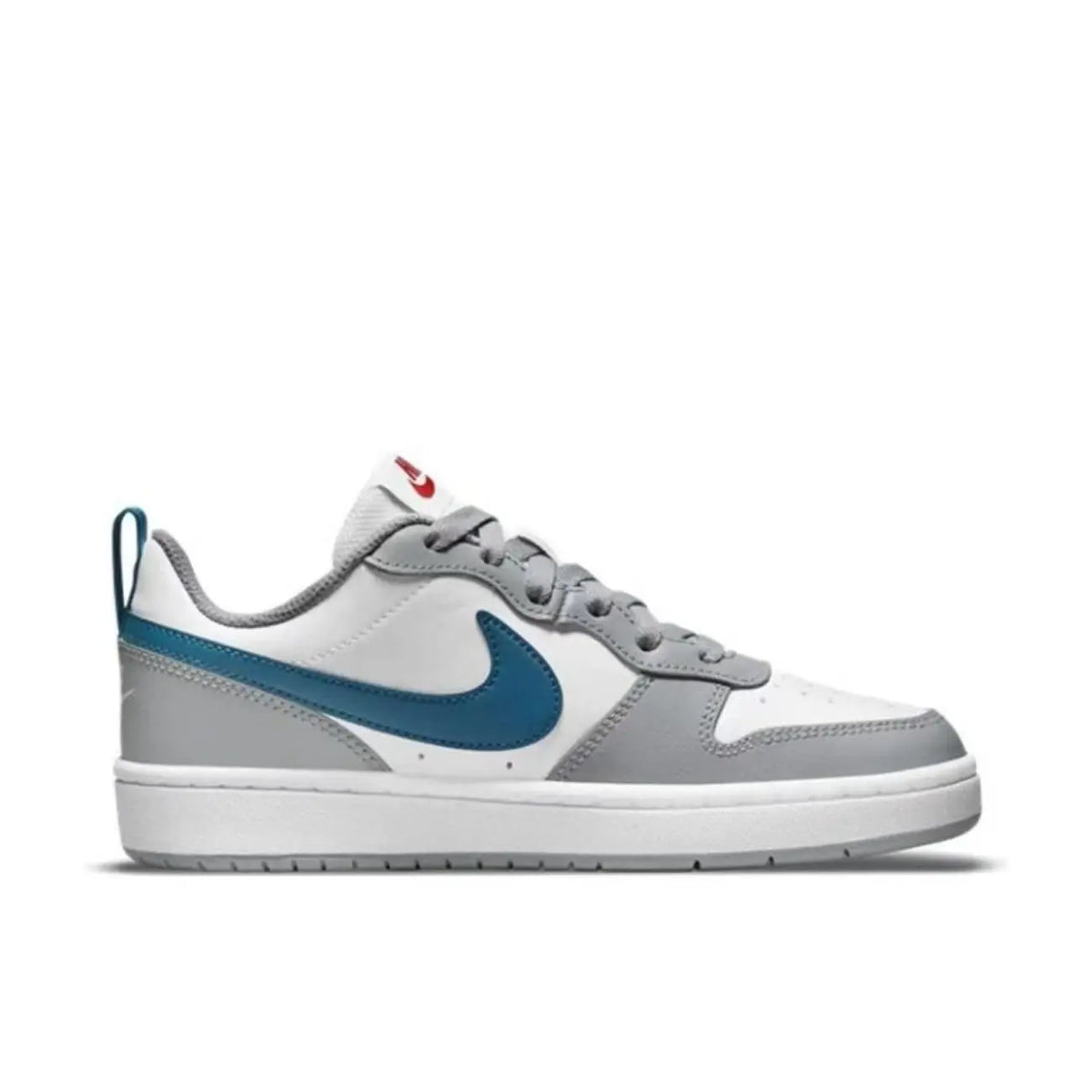 Sneakers Nike con colori a blocchi: bianco, grigio e blu lago – modello classico con grande logo a forma di S e suola piatta, versatili e di tendenza, BQ5448-117.