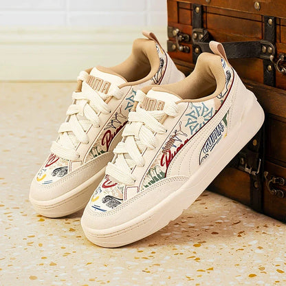 PUMA Scarpe da skate casual alla moda con suola spessa e cuciture in pelle scamosciata con stampa graffiti bianco sporco 405258-02