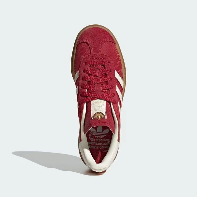 Sneakers Adidas Edizione Capodanno, stampa serpente color rosso vino con triple strisce bianche, scarpe con plateau JQ5977