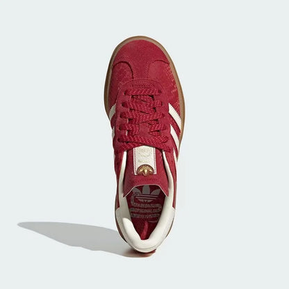 Sneakers Adidas Edizione Capodanno, stampa serpente color rosso vino con triple strisce bianche, scarpe con plateau JQ5977