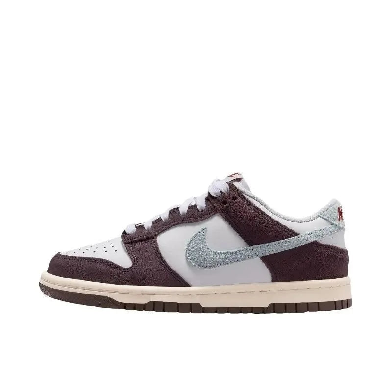 Sneakers Nike Low-Top, modello retro, casual, sportivo e alla moda, con colori a blocchi bianco, marrone e viola, e logo Flash Swoosh, IB5691-100.