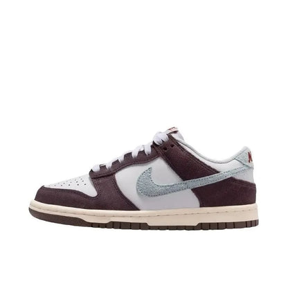 Sneakers Nike Low-Top, modello retro, casual, sportivo e alla moda, con colori a blocchi bianco, marrone e viola, e logo Flash Swoosh, IB5691-100.