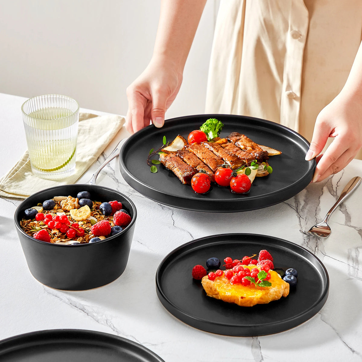Set di piatti in ceramica PLAYB, 18/24 pezzi, con smalto reattivo, set di stoviglie in gres, comprensivo di 6 piatti da portata, 1 piatto da dessert e 1 ciotola per cereali.