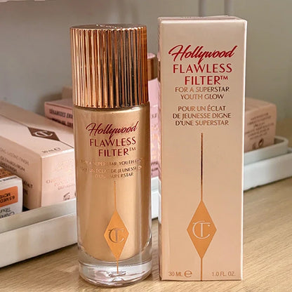 Charlotte, correttore, fondotinta liquido e cipria fissante, a lunga tenuta, controllo dell’oleosità, resistente all’acqua, facile da usare, Tilbury Cosmetics.