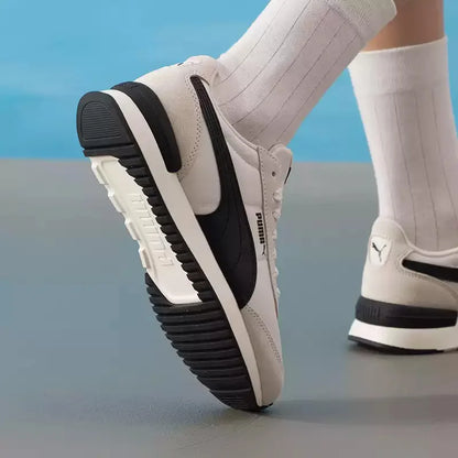 PUMA Sneakers casual antiscivolo leggere con cuciture in pelle scamosciata retrò bianco sporco e nero 399250-01