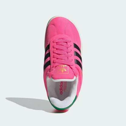 Sneakers Adidas Originals con suola spessa, in nylon rosa lucido e tacco a contrasto, scarpe casual con plateau, modello IE1433.