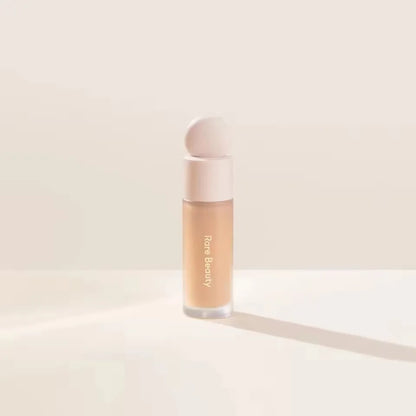 Rare Beauty, illuminante in polvere a effetto «soft pinch», per un aspetto naturale e luminoso, ideale per il trucco del viso, con una lunga durata, perfetto per l’uso quotidiano e per le feste.