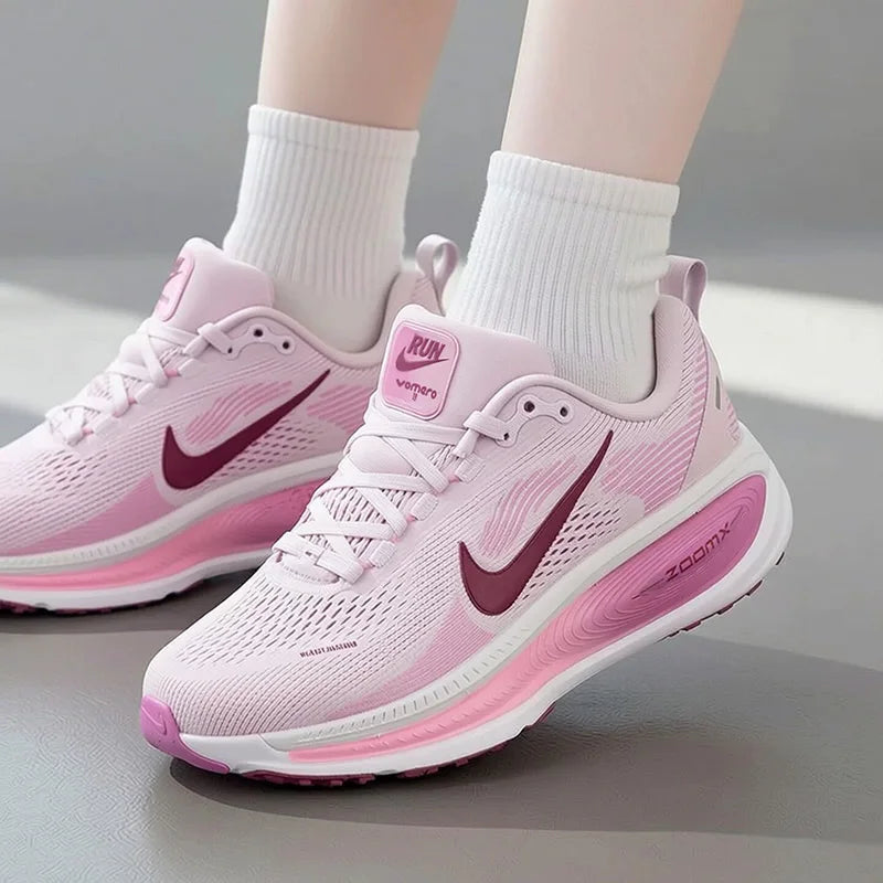 Scarpe Sportive da Donna Nike VOMERO18, Scarpe da Corsa Casual Ammortizzate ed Elastiche Traspiranti HM6804-500