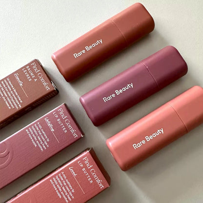 Rare Beauty Easygoing Loved Uplifting Friendly Balsamo labbra burroso, lucidalabbra idratante a lunga tenuta, trucco, blush morbido, opaco, volumizzante