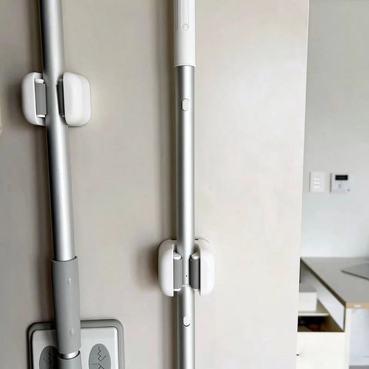 2 pezzi di supporti autoadesivi per mocio e scopa, da fissare a parete senza bisogno di trapano, clip impermeabili per mocio, appendiabiti per riporre gli strumenti di pulizia in bagno e in cucina.