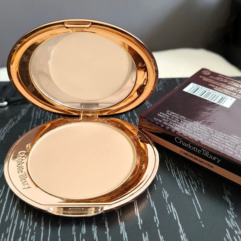 Charlotte, lucidalabbra al gusto di frutta, blush in polvere colorata, stick, tubetto rosa e oro, rossetto facile da applicare, Tilbury Cosmetics.