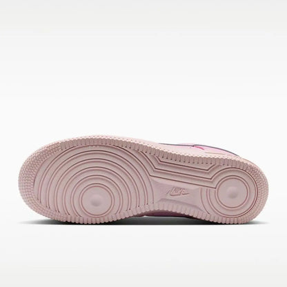 Nike Air Force 1, scarpe da ginnastica basse, interamente rosa, con tomaia in morbido tessuto rosa fiori di ciliegio, scarpe casual versatili, modello IR0871-600.