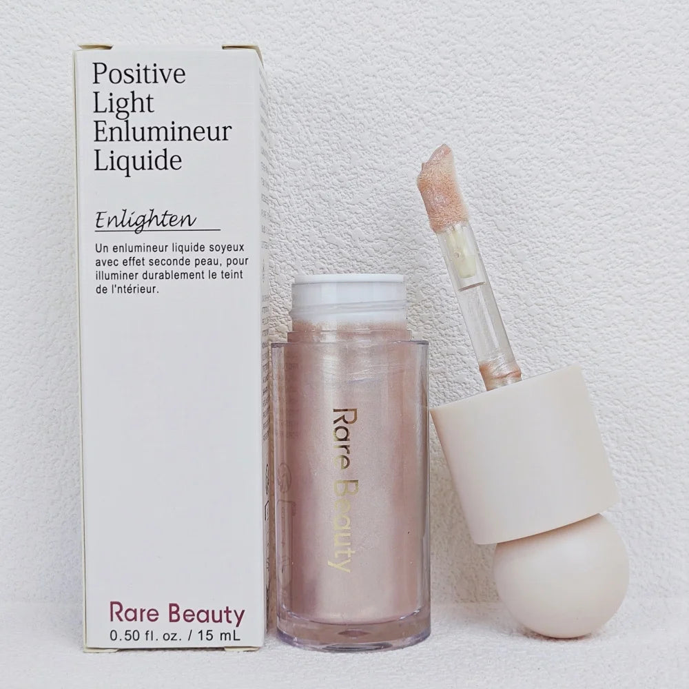 Rare Beauty Illuminante Innovativo Effetto Seta Leggera, Resistente all'Acqua, a Lunga Durata, Anti-Trasferimento e Anti-Sbavatura, Cosmetico per il Trucco