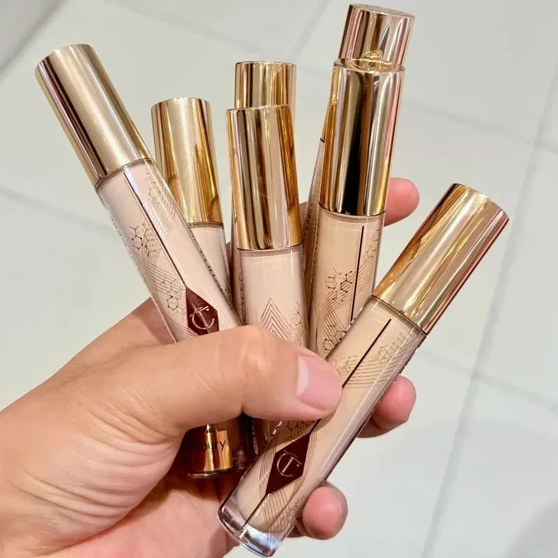 Correttore illuminante Honey di Charlotte Tilbury, alla moda e molto richiesto, che copre le imperfezioni e le occhiaie.
