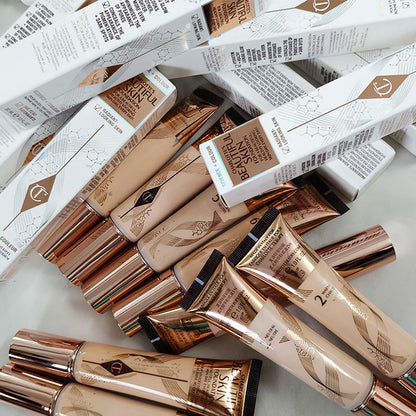 Charlotte Tilbury Soft Light Essence Fondotinta Liquido con Acido Ialuronico per un Aspetto Sano e Luminoso Naturale, Cosmetici per Pelle Secca