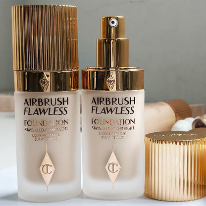 Charlotte, correttore, fondotinta liquido e cipria fissante, a lunga tenuta, controllo dell’oleosità, resistente all’acqua, facile da usare, Tilbury Cosmetics.