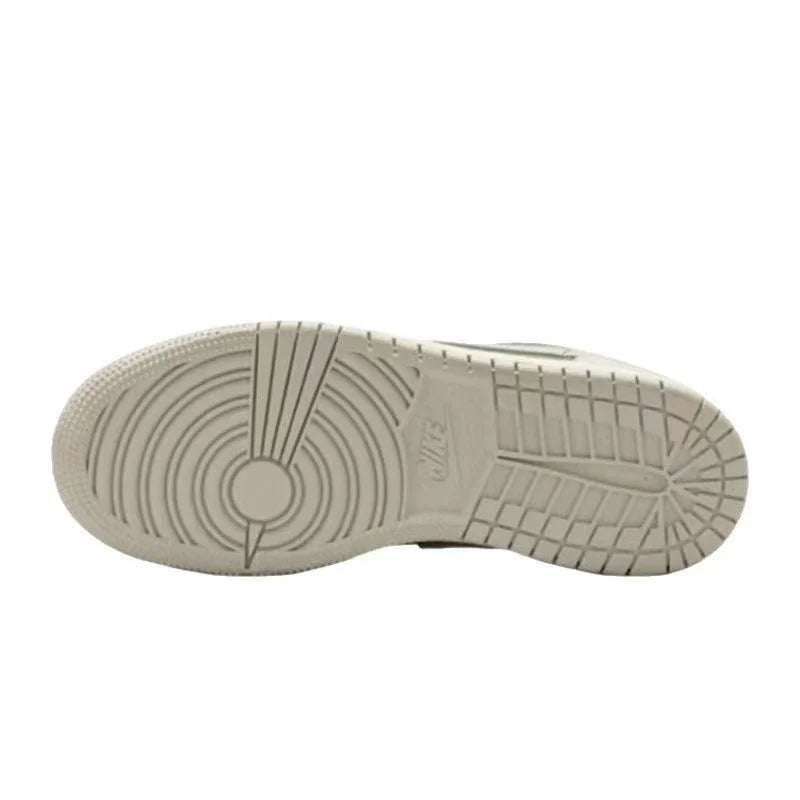Sneakers basse Nike bianche, grigie e verde oliva, modello AJ1 Retro Patchwork, casual, versatili e di tendenza, HV4396-201