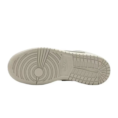 Sneakers basse Nike bianche, grigie e verde oliva, modello AJ1 Retro Patchwork, casual, versatili e di tendenza, HV4396-201