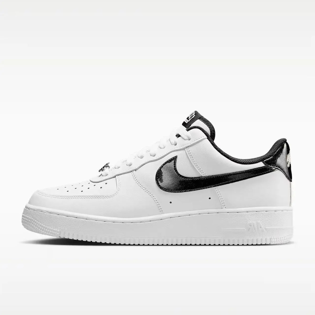 Sneakers basse Nike Air Force 1, modello classico, in bianco e nero, con texture, versatili e adatte a un look casual, HF2898-101.