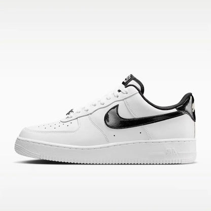 Sneakers basse Nike Air Force 1, modello classico, in bianco e nero, con texture, versatili e adatte a un look casual, HF2898-101.