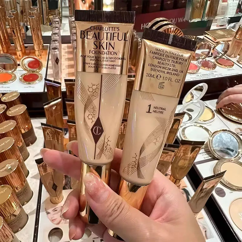 Charlotte Tilbury Soft Light Essence Fondotinta Liquido con Acido Ialuronico per un Aspetto Sano e Luminoso Naturale, Cosmetici per Pelle Secca