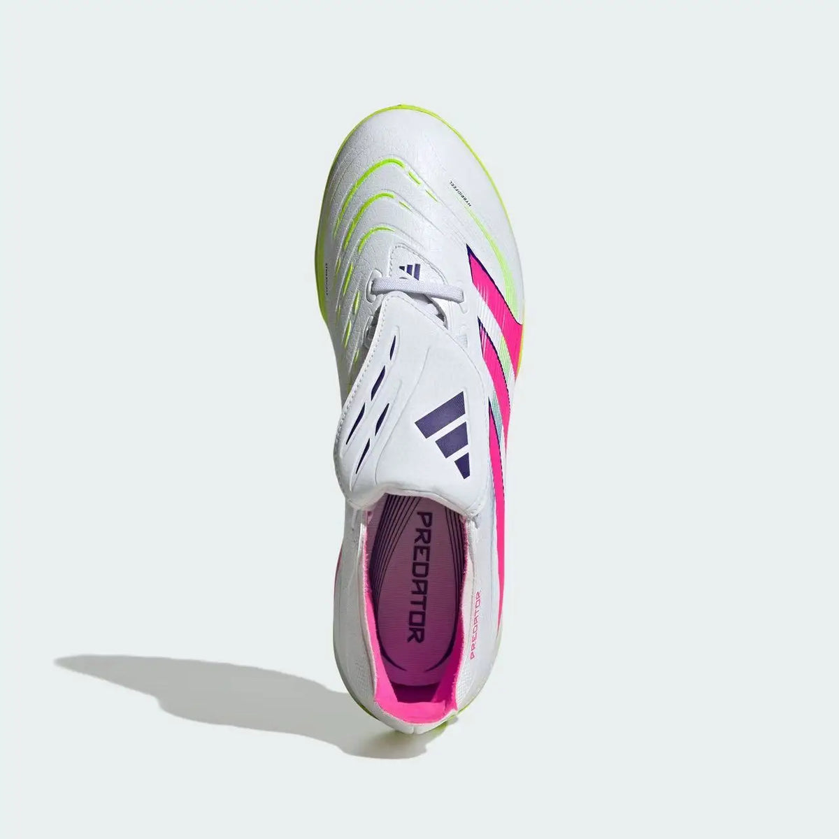 Scarpe da calcio Adidas Falcon con linguetta pieghevole, bianche e rosa, per campi in erba sintetica, modello JS0385.