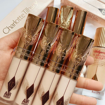 Charlotte, correttore, fondotinta liquido e cipria fissante, a lunga tenuta, controllo dell’oleosità, resistente all’acqua, facile da usare, Tilbury Cosmetics.