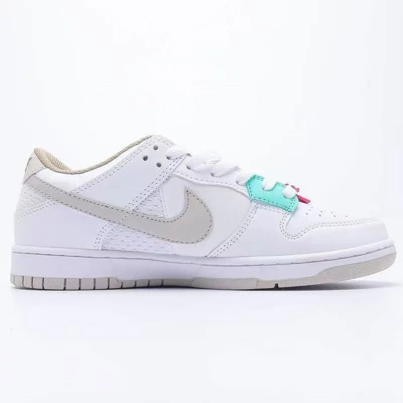 Sneakers basse Nike bianche e grigio chiaro con dettagli rosa menta, pannelli in rete per una maggiore traspirabilità, modello casual alla moda DX6060-121