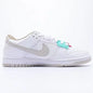 Sneakers basse Nike bianche e grigio chiaro con dettagli rosa menta, pannelli in rete per una maggiore traspirabilità, modello casual alla moda DX6060-121